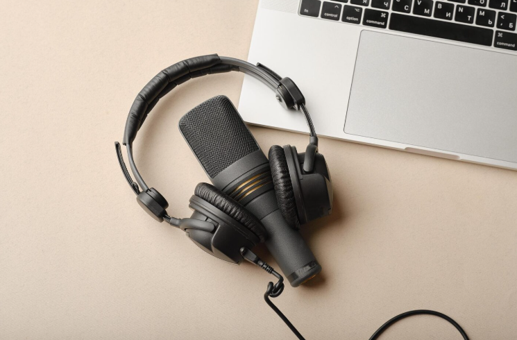 Political Podcasts in the AI Era: Opportunities, Challenges, and Listener Trends